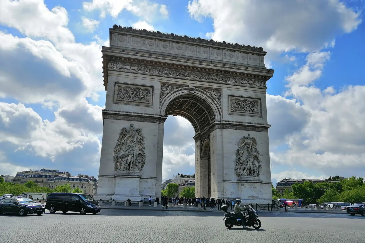 Vysoký vyhlídkový bod nad avenue Champs-Élysées poblíž Arc de Triomphe